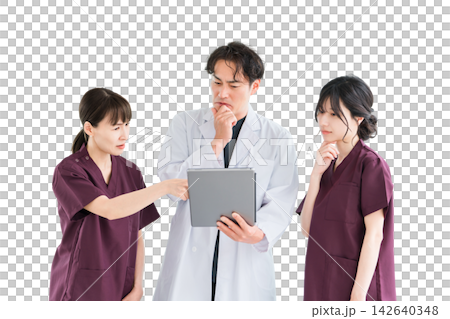 カルテを見ながら考える医師と女性医療スタッフ。症例を検討する3人の切り抜き素材 カルテを見ながら考える医師と女性医療スタッフ。症例を検討する3人の切り抜き素材 142640348