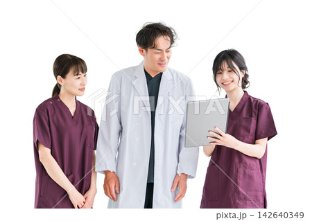 タブレットを見ながら情報共有する医師と女性医療スタッフ。笑顔で連携する3人の切り抜き素材 タブレットを見ながら情報共有する医師と女性医療スタッフ。笑顔で連携する3人の切り抜き素材 142640349