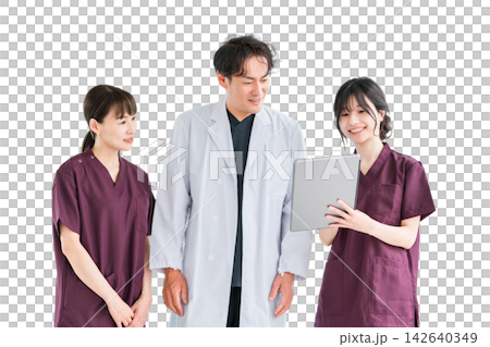 タブレットを見ながら情報共有する医師と女性医療スタッフ。笑顔で連携する3人の切り抜き素材 タブレットを見ながら情報共有する医師と女性医療スタッフ。笑顔で連携する3人の切り抜き素材 142640349