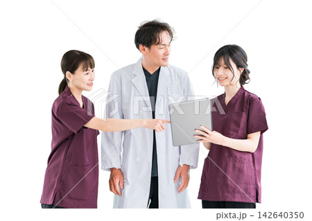 タブレットを見ながら情報共有する医師と女性医療スタッフ。笑顔で連携する3人の切り抜き素材タブレットを タブレットを見ながら情報共有する医師と女性医療スタッフ。笑顔で連携する3人の切り抜き素材タブレットを 142640350