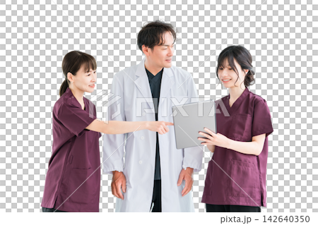 一名醫生和幾名女醫務人員一邊看著平板電腦一邊交流訊息。三人面帶微笑,協同工作。 一名醫生和幾名女醫務人員一邊看著平板電腦一邊交流訊息。三人面帶微笑,協同工作。 142640350