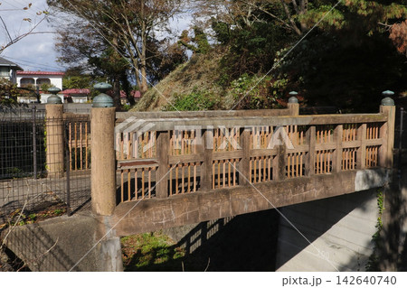 鹿ヶ城公園の大手門跡付近にあるお堀の橋（宮城県登米市） 142640740