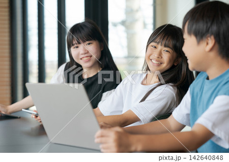 デジタルデバイスを利用して勉強する小中学生達 デジタルデバイスを利用して勉強する小中学生達 142640848