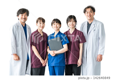笑顔で並ぶ医師と女性医療スタッフ。安心と信頼を伝える5人の医療チームの切り抜き素材 142640849