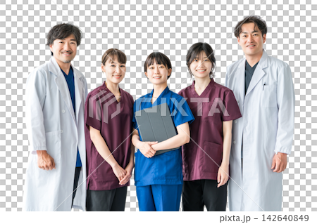 笑顔で並ぶ医師と女性医療スタッフ。安心と信頼を伝える5人の医療チームの切り抜き素材 142640849