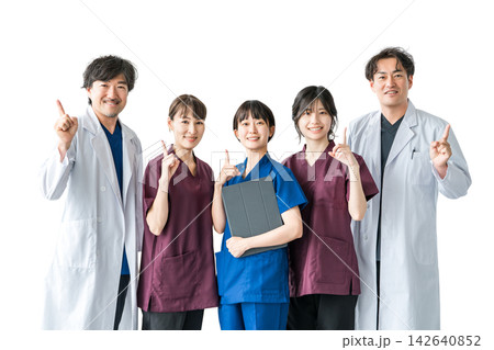 おすすめポイントを指差す医師と医療スタッフ。笑顔で案内する5人の医療チームの切り抜き素材 142640852