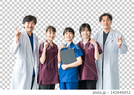 おすすめポイントを指差す医師と医療スタッフ。笑顔で案内する5人の医療チームの切り抜き素材 142640852