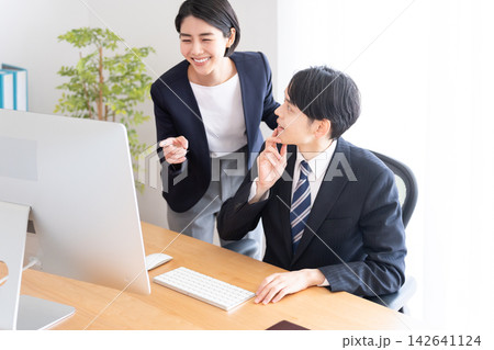 ビジネスで部下の教育をする上司 142641124