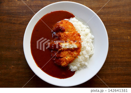 テーブル背景の真上から見たチキンカツカレーライス テーブル背景の真上から見たチキンカツカレーライス 142641381