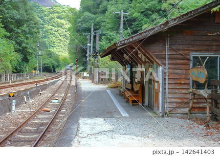 JR四国 土讃線の秘境駅 坪尻駅のスイッチバック線で待機中の普通列車と駅舎(徳島県三好市) JR四国 土讃線の秘境駅 坪尻駅のスイッチバック線で待機中の普通列車と駅舎(徳島県三好市) 142641403