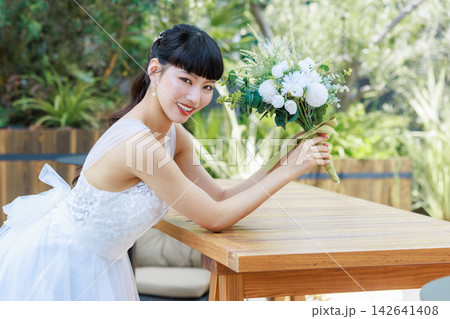 花束を持つ花嫁 ウェディングイメージ 花束を持つ花嫁 ウェディングイメージ 142641408
