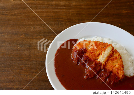 テーブル背景のチキンカツカレーライス 142641490