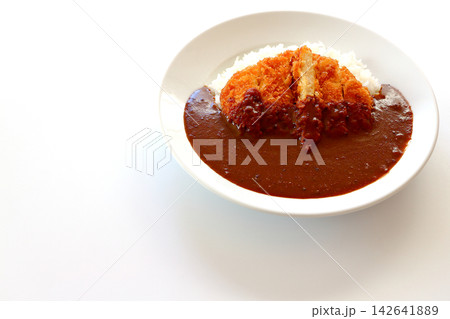 白背景のチキンカツカレーライス 142641889