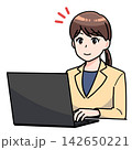 パソコン作業をする女性 142650221