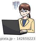 パソコン作業で落ち込む女性 142650223