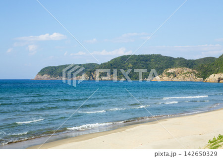 夏の浦富海岸の風景 鳥取県 浦富海岸 夏の浦富海岸の風景 鳥取県 浦富海岸 142650329