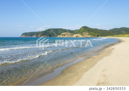 夏の浦富海岸の風景 鳥取県 浦富海岸 夏の浦富海岸の風景 鳥取県 浦富海岸 142650333