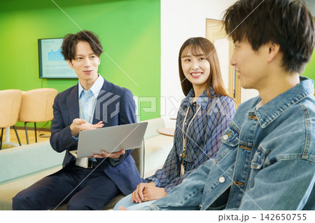 オフィスでミーティングをする若い日本人男女4人 オフィスでミーティングをする若い日本人男女4人 142650755