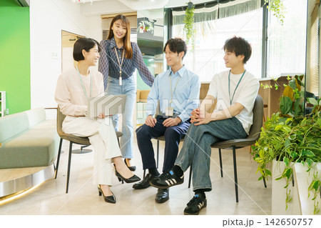 オフィスでミーティングをする若い日本人男女4人 142650757