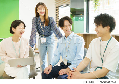 オフィスでミーティングをする若い日本人男女4人 142650758