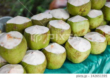 Fresh young coconut for juice drink on wooden table background / 142651395