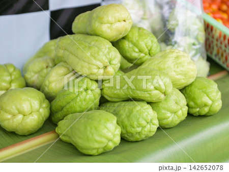 Fresh chayote fruits (Sechium edulis) on leaf background, Chayote or sweet gourd - Cucurbitaceae Fresh chayote fruits (Sechium edulis) on leaf background, Chayote or sweet gourd - Cucurbitaceae 142652078