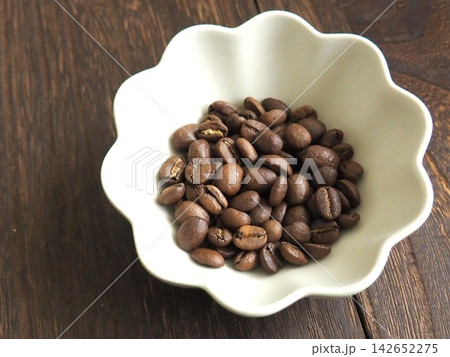 白い器に入ったコーヒー豆 142652275