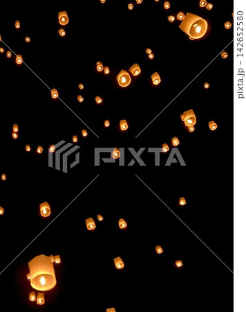 タイのコムローイフェスティバルの夜空 142652580