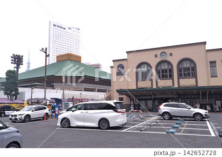 両国駅(右)と国技館(左)(東京都墨田区) 両国駅(右)と国技館(左)(東京都墨田区) 142652728