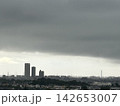 雨雲の隙間から見える都心部の風景 142653007