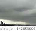 雨が降りそうな厚い雨雲 142653009