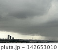 雨雲の隙間から見える都心の風景 142653010