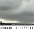 雨雲の隙間から見える街並み 142653011