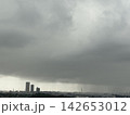 雨雲の隙間から見える都心の風景 142653012