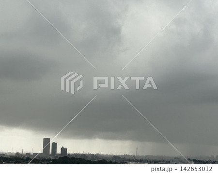 雨雲の隙間から見える都心の風景 雨雲の隙間から見える都心の風景 142653012