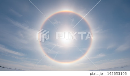 氷晶が描く空のハロ現象 氷晶が描く空のハロ現象 142653196
