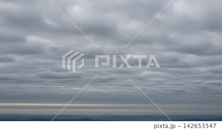 空一面に広がる高層雲のベール 142653547