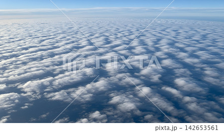 空に広がるうろこ雲の模様 空に広がるうろこ雲の模様 142653561