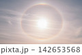 太陽を包む巻層雲の光輪 142653568