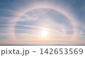 幻想的な巻層雲とハロ現象 142653569
