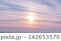 空に広がるうす雲のベール 142653570