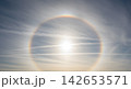 幻想的な巻層雲とハロ現象 142653571