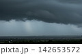 空を覆う重厚な乱層雲 142653572