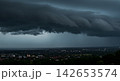 雨を降らせる灰色の雲の層 142653574