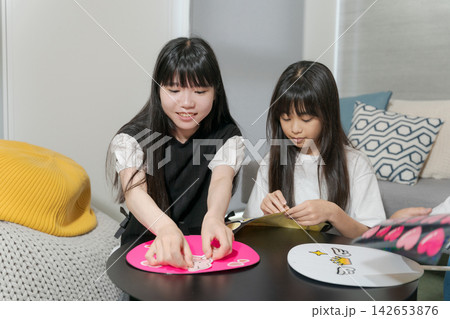 推し活をする子ども達 推し活をする子ども達 142653876
