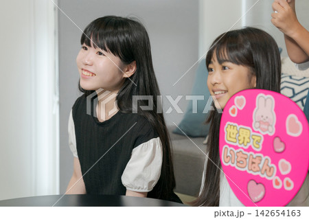 推し活をする子ども達 推し活をする子ども達 142654163
