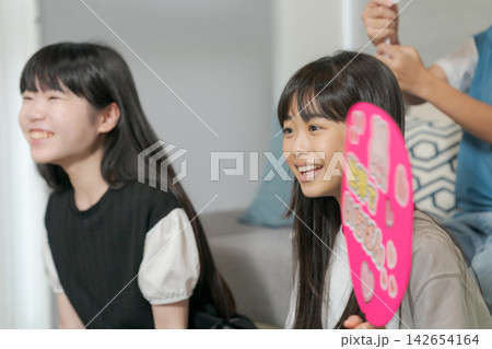 推し活をする子ども達 推し活をする子ども達 142654164