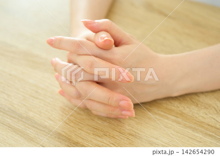 手を組んで考え込む若い女性 手を組んで考え込む若い女性 142654290