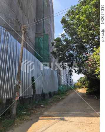 新興国の建設現場と未舗装の道路 新興国の建設現場と未舗装の道路 142654359