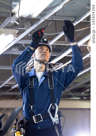 建築現場 高所作業をする電気工事士 建築現場 高所作業をする電気工事士 142654384